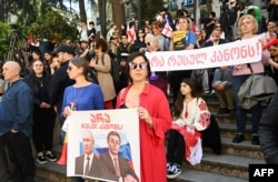 არა რუსულ კანონს - ჟურნალისტების პროტესტი პარლამენტის უკანა ეზოში