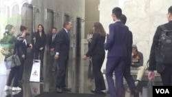 国民党总统参选人侯友宜2023年9月18日拜会美国在台协会。AIT理事主席劳拉·罗森伯格在一楼迎接，两人见面打招呼问候。