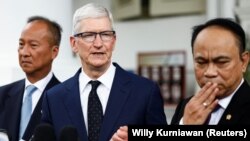 CEO Apple Tim Cook didampingi Menteri Komunikasi dan Informatika Budi Arie Setiadi dan Menteri Perindustrian Agus Gumiwang Kartasasmita di Istana Kepresidenan Jakarta, 17 April 2024. (Foto: REUTERS/Willy Kurniawan)