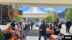 Pijaca mešovite robe u Mitrovici, 26. aprila 2024. (Foto: VOA)
