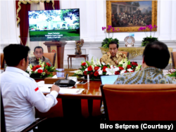 Presiden Jokowi dalam rapat terbatas di Istana Kepresidenan, Jakarta, Kamis (27/4) meminta menteri pertanian mensubsidi kembali pupuk organik. (Foto: Biro Setpres)