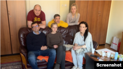 Janko Veselinović, Željko Veselinović, Danijela Grujić, Branko Miljuš, Jelena Milošević i Marinika Tepić u zgradi stare Skupštine Srbije, 26. decembar 2023.