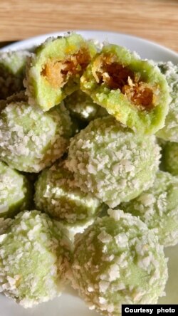 Kue klepon kering kreasi diaspora Indonesia, Amanda Crough di Downey, California (dok: Amanda Crough)