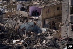 Serangan Israel terhadap bangunan tempat tinggal dan masjid di Rafah, Jalur Gaza, 22 Februari 2024. (Foto: AP)