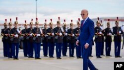 Predsednik Džo Bajden hoda pored francuske počasne garde na aerodromu Orli južno od Pariza, 5. januara 2024. 