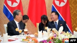 11일 자오러지 중국 전국인민대표대회(전인대) 상무위원장이 북한 평양에서 최룡해 북한 최고인민회의 상임위원장과 회담을 갖고 있다.