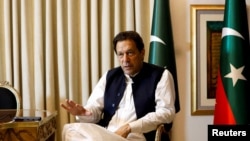 Mantan Perdana Menteri Pakistan Imran Khan berbicara dalam wawancara dengan Reuters di Lahore, Pakistan, pada 17 Maret 2023. (Foto: Reuters/Akhtar Soomro)