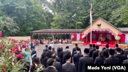 Upacara peringatan Kemerdekaan ke-79 Republik Indonesia di Wisma Indonesia, Washington DC, Sabtu, 17 Agustus 2024. (Foto: Made Yoni/VOA)