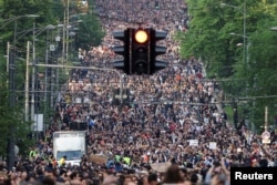 Masovni protesti, bez vidljivog prisustva policije: Treći skup "Srbija protiv nasilja", u Beogradu, 19. maja 2023. (Foto: Rojters/Marko Đurica)