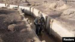 Ukrajinski vojnici u rovu, uz vođstvo instruktora britanske armije, u tajnoj vojnoj bazi na severu Engeske, 16. februara 2023.