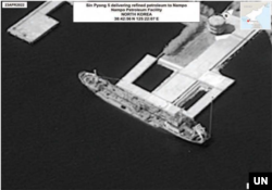 북한 선박 '신평5호'가 북한 남포항 유류시설 부두에 정박했다. 사진 출처 = 유엔 전문가패널 보고서. (자료사진)