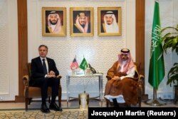Menteri Luar Negeri AS Antony Blinken bertemu dengan Menteri Luar Negeri Arab Saudi Pangeran Faisal bin Farhan di Kementerian Luar Negeri Saudi di Riyadh, Arab Saudi, Sabtu, 14 Oktober 2023. (Foto: Jacquelyn Martin/Pool via REUTERS)