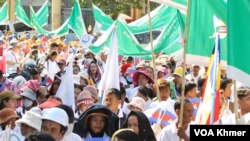 រូបឯកសារ៖ កម្មករកម្មាការិនី កំពុងដើរដង្ហែនិងលើកបដាស្រែកទាមទារសិទ្ធិការងារនិងសិទ្ធិសហជីព ក្នុងកម្មវិធីទិវាអបអរពលកម្មអន្តរជាតិលើកទី១៣៨ នៅសួនច្បារក្រុមប្រឹក្សាអភិវឌ្ឍកម្ពុជា (CDC) នាថ្ងៃទី១ ខែឧសភា ឆ្នាំ២០២៤។ (លាស់ លីបលីប/វីអូអេ)