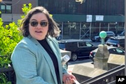 Kathleen Corradi, direktur mitigasi hewan pengerat seluruh kota yang pertama New York, juga dikenal sebagai "tsar tikus", di New York, Rabu, 12 April 2023. (AP/Bobby Caina Calvan)