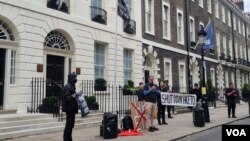 香港监察(HK Watch)的执行总监罗杰斯(Benedict Rogers)在纪念五年前百万港人走上街头抗争日的现场发表讲话，称赞港人抗争者的决心和奉献精神。（美国之音李伯安）