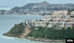 有从事建筑业的石澳原居民表示，红山半岛的独立屋分上、中、下三个区域，最底下靠海一带的独立屋有较多空间僭建地牢，甚至花园及游泳池(美国之音/汤惠芸)