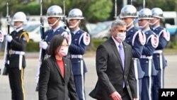 Presiden Paraguay Mario Abdo Benitez (kanan) dan Presiden Taiwan Tsai Ing-wen (kiri) melewati barisan pasukan kehormatan saat upacara penyambutan di Kantor Kepresidenan Taiwan di Taipei, 16 Februari 2023. (Sam Yeh/AFP)