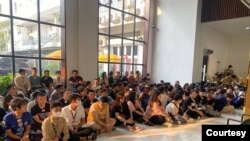 សមត្ថកិច្ច​ចុះ​បង្ក្រាប​នៅ​ទីតាំង​ចំនួន​បី​ក្ហើយ​បាន​ឃាត់​ខ្លួន​​ជនសង្ស័យ​ជាច្រើន​នាក់​ ដូច​ជា​​ចិន ថៃ វៀតណាម​ មីយ៉ាន់ម៉ា​ និង​ពលរដ្ឋ​កម្ពុជា។ (Ministry of Interior Cambodia / Facebook)