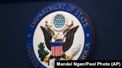 Logo Stejt Departmenta, fotografisan u Vašingtonu 31. januara 2022. godine. (AP/Mandel Ngan)