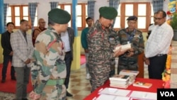 印度军官在印度阿鲁纳恰尔邦达洪喜马拉雅文化研究中心查看有关西藏学的学习材料（美国之音 贾尚杰）