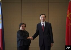 菲律宾外交部负责双边关系和亚洲事务的副部长特蕾莎·拉扎罗（左）与中国外交部副部长孙卫东在马尼拉举行会谈。（2023年3月23日）