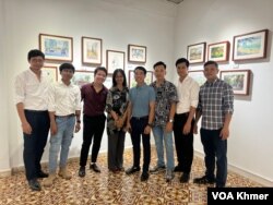 វិចិត្រករ​គំនូរពណ៌ទឹកទាំង៧នាក់ និងស្ថាបនិកសហគមន៍ផ្ទះចាស់ថតរូបជុំគ្នាក្នុងពិព័រណ៌គំនូរពណ៌ទឹក «សុខដុមរមនា» ក្នុងសាលសិល្បៈនៃសហគមន៍ផ្ទះចាស់ ក្នុងរាជធានីភ្នំពេញ។ (រូបថតផ្តល់ដោយលោក ហែម ច័ន្ទសុភ័ក្រ្ត)