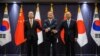 Dari kiri: Wakil Menlu Jepang Funakoshi Takehiro, Wakil Menlu Korea Selatan Chung Byung-won dan Wakil Menlu China, Nong Rong berjabat tangan menjelang Pertemuan Tingkat Tinggi Trilateral (SOM) di Seoul, 26 September. 2023. (ANTHONY WALLACE/AFP)