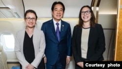 台湾副总统赖清德(中）从巴拉圭飞抵旧金山过境，美国在台协会理事主席劳拉·罗森伯格(右）与台湾驻美代表萧美琴登机迎接。(2023年8月16日，取自罗森伯格推文)