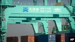 2023年1月16号,天津港。卡车把集装箱运送到自动集装箱码头。中国经济2022年的增长率下降到3%,但自从严格的新冠病毒封控措施解除后,经济开始出现复苏迹象。