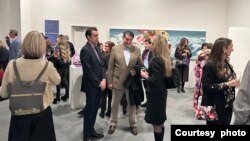 Gosti na otvaranju izložbe "Pronalaženje načina" u galeriji MC u Njujorku.
