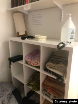 Rak perangkat alat solat di musola universitas Harvard di Massachusetts (dok: Devina Faustanisa)