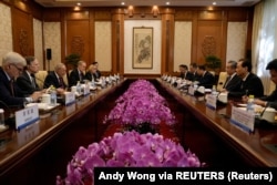 Pemimpin Mayoritas Senat AS Chuck Schumer yang sedang berkunjung berbicara dengan Menteri Luar Negeri China Wang Yi dalam pertemuan bilateral di Diaoyutai Guest House di Beijing, Senin, 9 Oktober 2023. (Foto: Andy Wong via REUTERS)