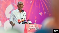Presiden terpilih Maladewa Mohamed Muizzu dari Partai Kongres Nasional Rakyat (PNC) menyampaikan pidato dalam pertemuan dengan para pendukungnya setelah pemilihan presiden negara itu, di Male pada 2 Oktober 2023. (Foto: AFP)