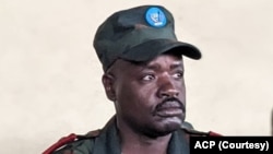 Général Nduru Ichaligonza atiami mpo na mwa ntango mokambi ya misala mya mampinga na Nord-Kivu na esika ya lieutenant-général Constant Ndima Kongba oyo abengisami na esika yango. 05 sanza ya libwa 2023. Photo ACP)