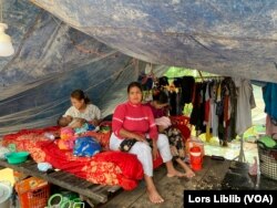 អ្នកស្រី យ៉ុន សារី ស្នាក់នៅ​លើ​ផ្លូវ​ជា​បណ្តោះអាសន្ន​ជាមួយ​ក្រុមគ្រួសារ ដោយសារ​ផ្ទះ​របស់​អ្នកស្រី​ត្រូវបាន​ជន់លិច​ដោយ​ជំនន់​ទឹក​ស្ទឹង​ព្រែកត្នោត ក្នុងសង្កាត់​សាក់សំពៅ ខណ្ឌដង្កោ រាជធានី​ភ្នំពេញ។ រូបនេះ ថត​នៅ​ថ្ងៃទី២៣ ខែតុលា ឆ្នាំ២០២៣។ (លាស់ លីបលីប/វីអូអេ)