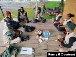 Jurnalis warga nokenwene mengadakan pertemuan rutin bulanan pada April 2023. (Foto: Courtesy/Ronny H)