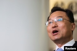 资料照：中国新任驻美大使谢锋抵达纽约肯尼迪国际机场时对记者讲话。(2023年5月23日)