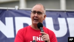 资料照片：全美汽车工人联合会主席费恩在底特律的一次集会上讲话。(2023年9月15日)