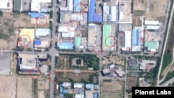 개성공단 중심부를 촬영한 위성사진에 버스 등 차량(원 안)이 보인다. 사진=Planet Labs