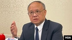 台湾行政院政务委员兼经贸谈判办公室总谈判代表邓振中在华盛顿举行记者会说明访美成果。(2023年5月4日，美国之音锺辰芳拍摄）