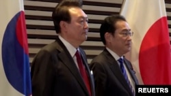 韩国总统尹锡悦和日本首相岸田文雄在东京举行峰会。（路透社，2023年3月16日）