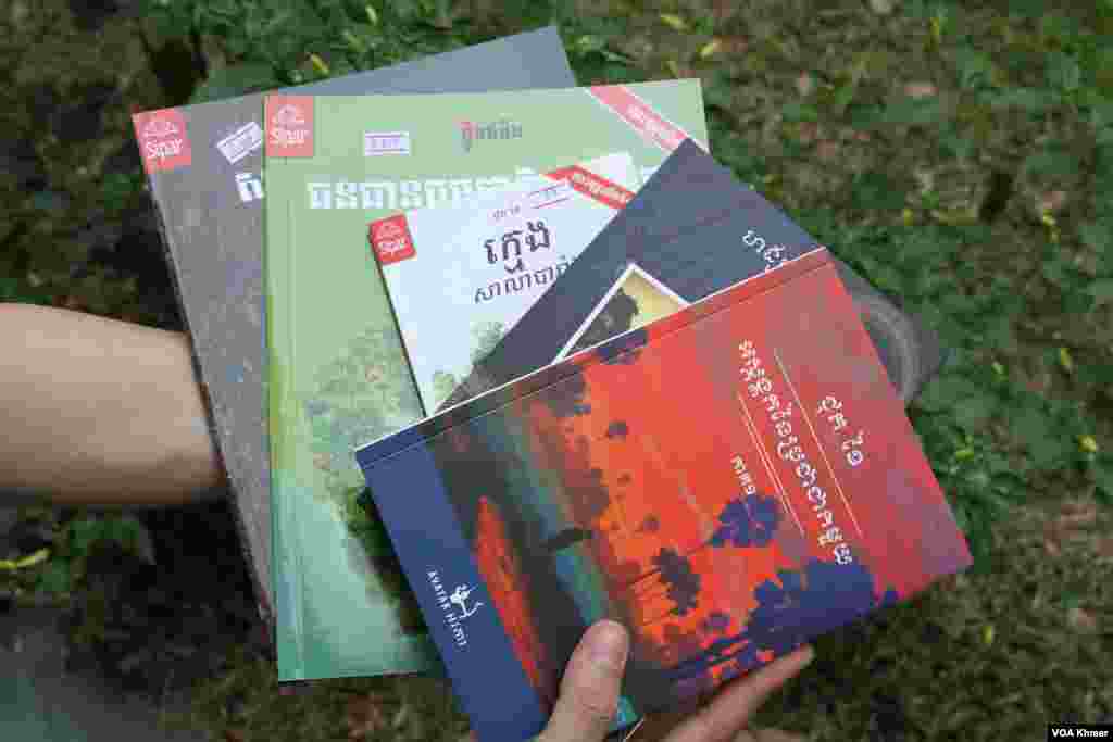 សៀវភៅ​ដែល​អ្នកចូលរួម​បាន​ទិញ​ក្នុង​កម្មវិធី​ពិព័រណ៌​សៀវភៅ​ក្នុង​ទិវា​ជាតិ​អំណាន​លើក​ទី​៩ នៅ​វិទ្យាស្ថានបច្ចេកវិទ្យាកម្ពុជា ក្នុង​រាជធានី​ភ្នំពេញ នាថ្ងៃទី​៩ ខែ​មីនា ឆ្នាំ​២០២៤។ (សើ ដាវី/វីអូអេ)