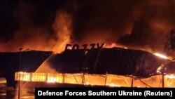 Para petugas pemadam kebakaran berupaya memadamkan api di supermarket usai serangan pesawat nirawak (drone) Rusia di Kota Odesa, Ukraina, Senin, 14 Agustus 2023. (Foto: Pasukan Pertahanan Selatan Ukraina/Reuters)