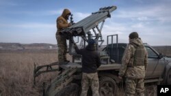 Ukrajinski vojnici na frontu u blizini Bahmuta u regionu Donjeck, Ukrajina, 5. mart, 2024. (Foto: AP/Efrem Lukatsky)
