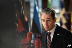 FILE - Perdana Menteri Irlandia Simon Harris berbicara kepada media saat ia tiba untuk menghadiri pertemuan puncak Uni Eropa di Brussels, Kamis, 18 April 2024. (AP/Harry Nakos)