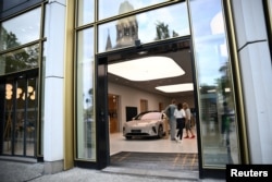 Mobil listrik NIO ET5 di NIO House, ruang pamer pabrikan kendaraan listrik pintar premium China NIO Inc. di Berlin, Jerman 17 Agustus 2023. (Foto: REUTERS/Annegret Hilse EV)