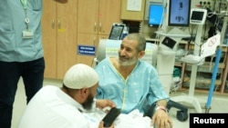 2024年8月27日,在以色列贝尔谢巴的索罗卡医疗中心,在10月7日哈马斯袭击中被绑架的以色列贝都因人质卡伊德·法尔汉·阿尔卡迪与亲人团聚。(路透社照片)