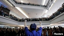 资料照：在香港反送中运动期间一组音乐演奏者在九龙塘的一家商场演奏《愿荣光归香港 》。（2019年9月18日）