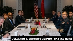 រដ្ឋមន្ត្រី​ការពារ​ជាតិ​អាមេរិក​លោក Lloyd Austin និង​រដ្ឋមន្ត្រី​ការពារ​ជាតិ​ចិន​លោក Dong Jun បាន​ជួប​ប្រជុំ​ដោយ​ផ្ទាល់​ជាលើក​ដំបូង​នៅ​ខាង​ក្រៅសន្និសីទ​កំពូល​ Shangri-La Dialogue នៅ​ប្រទេស​សិង្ហបុរី​កាលពី​ថ្ងៃសុក្រ ទី៣១ ខែឧសភា។​ (REUTERS) 