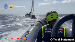 Fotografija napravljena od video snimka koji je na Fejsbuku objavio MUP Srbije 1. septembra 2023, na kojoj se vide pripadnici policija iz različitih zemalja kako na Atlantiku presreću jedrilicu u kojoj je zaplenjena velika količina kokaina.